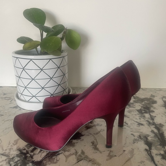 Le Château burgundy high heels - Picture 5 of 9